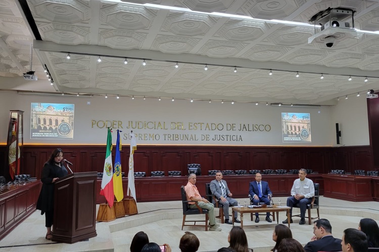 TIMBRE. Los titulares del Judicial cancelaron una estampilla especial por el aniversario. (Foto: Michelle Vázquez) 